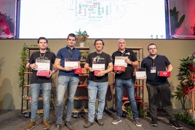 Alle 5 Eplan Genius Quiz winnaars op een rij, met welverdiend certificaat