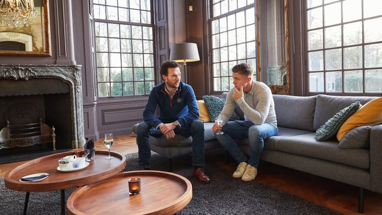 Twee Eplan collega's in gesprek