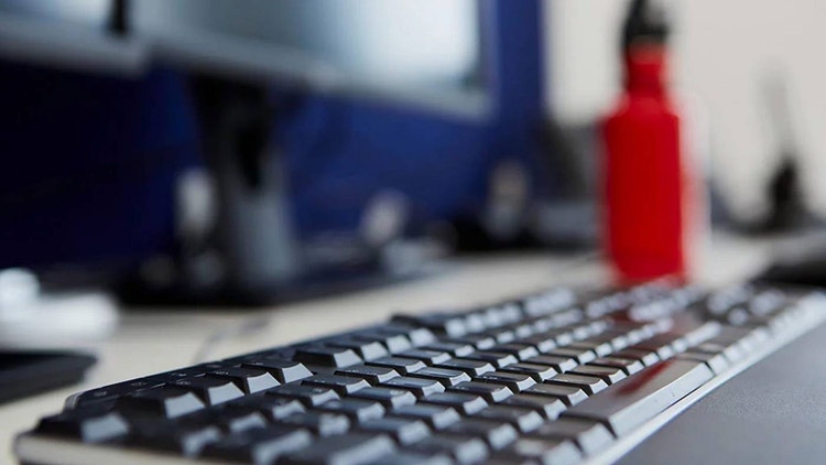 Header - Toetsenbord op bureau voor Computerscherm