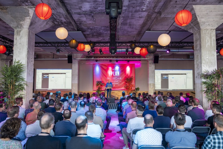 Let´s EPLAN 2024: Spreker Peter aan het woord tijdens zijn presentatie. 2/2