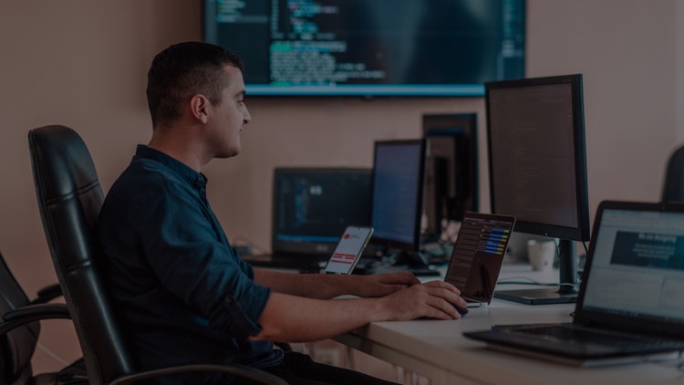 Mannelijke engineer, werkend aan een bureau.