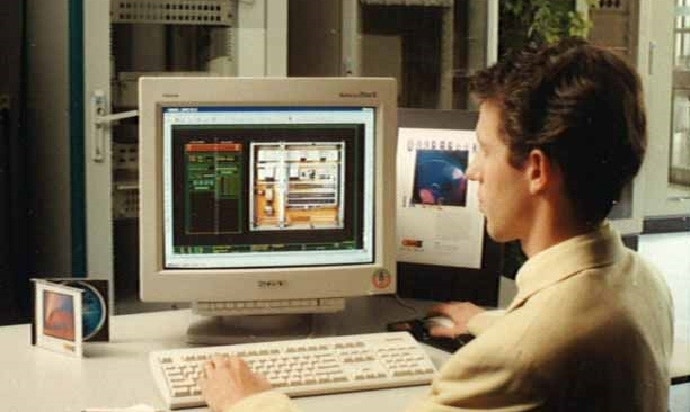 Man op computer met eerste versie van Eplan