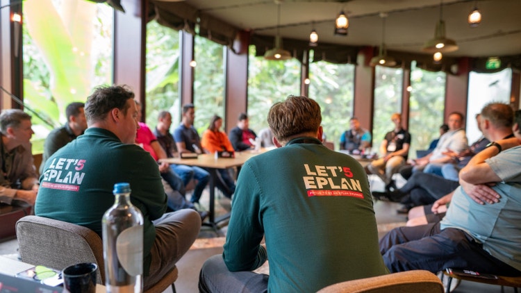 Groep in kring voor sessie Multidisciplinair structureren Let's EPLAN 2025