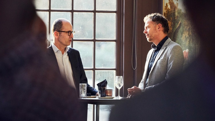 Twee Eplan collega's in gesprek