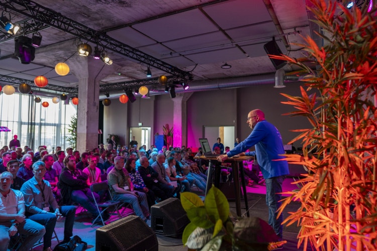 Let´s EPLAN 2024: Spreker Peter aan het woord tijdens zijn presentatie. 1/2