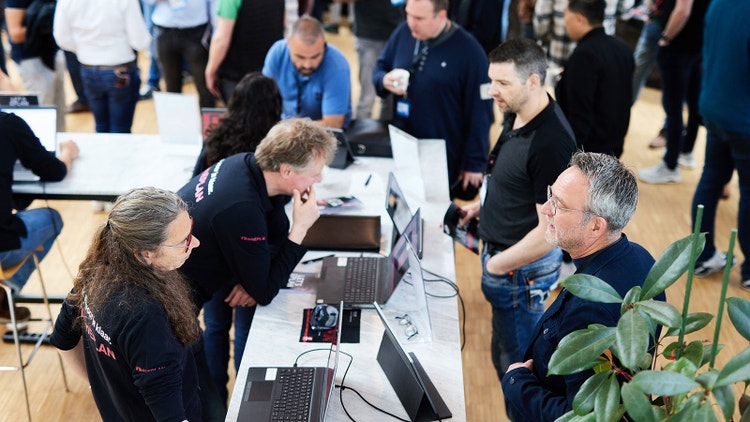 Beeld van de afdeling Support tijdens één van de Let's EPLAN edities.