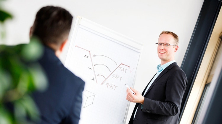 Chris Brouwer, consultant bij Eplan aan het presenteren