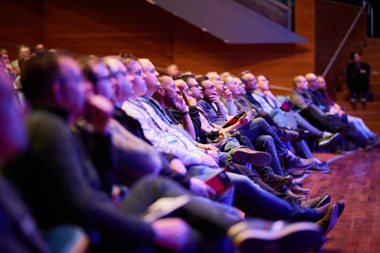 Let's EPLAN 2023 - Engineers kijken naar het hoofdpodium