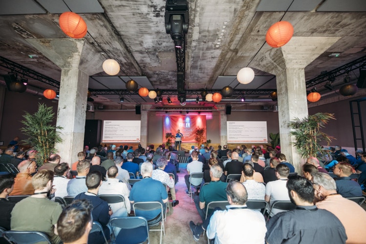 Let's EPLAN 2024 in de Vasim te Nijmegen. Beeld van toeschouwers tijdens een gegeven presentatie.