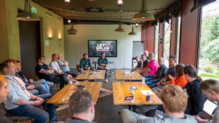 Groep aan het discussiëren tijdens break-out sessie Let's EPLAN 2025