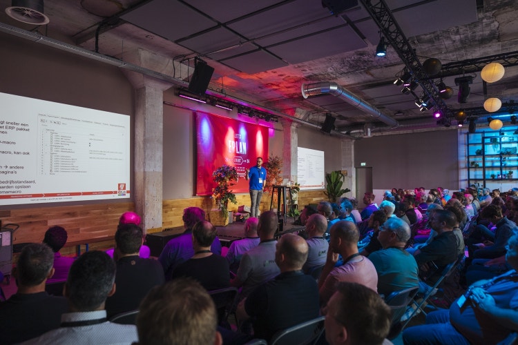 Let's EPLAN 2024 in de Vasim te Nijmegen. Beeld van toeschouwers tijdens een gegeven presentatie.