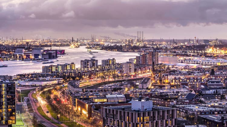 Skyline van een moderne stad die symbool staat voor digitalisering en innovatie, passend bij het thema Smart Industry en slimme productieprocessen.