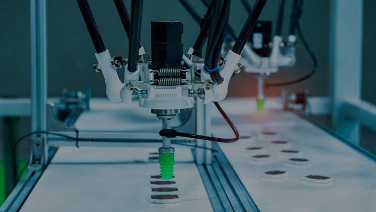 CNC Machine bewegend over metalen plaat