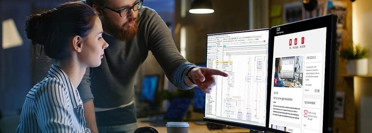 Twee engineers achter een computerscherm, werken met Eplan