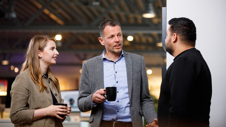 Drie Eplan collega's met elkaar in gesprek