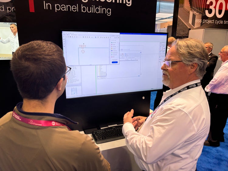 An Eplan employee showcases the value of Eplan solutions during a personalized demonstration.