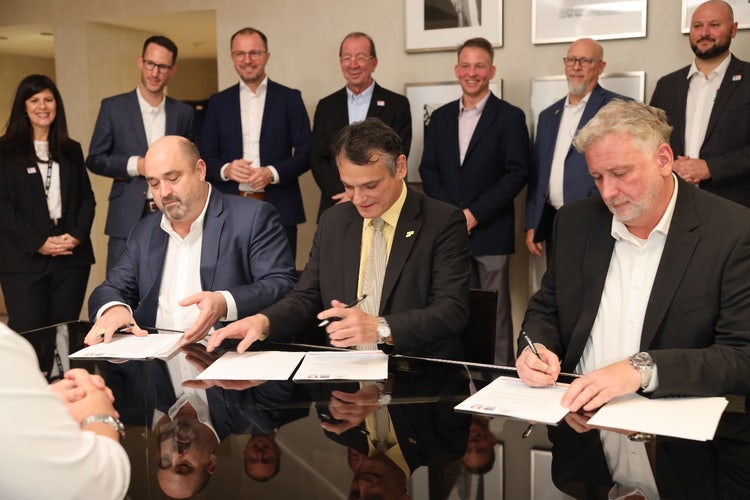 Sebastian Seitz, CEO of Eplan (left), signing an agreement on the partnership with Purdue University.